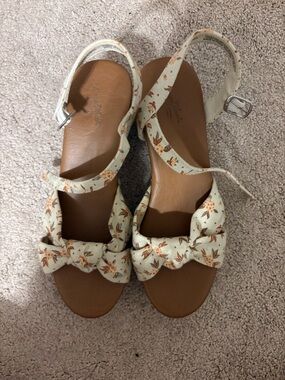 Women’s Universal Thread Floral Bow Ankle-Strap Sandals in Cream and Brown